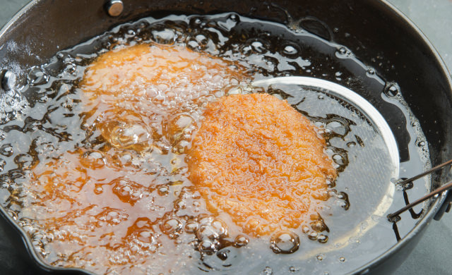 コロッケを揚げている写真