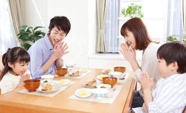 家族の食卓のイメージ写真