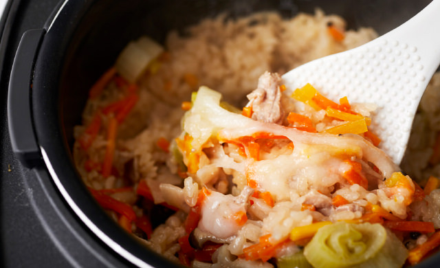 しゃもじで混ぜる写真