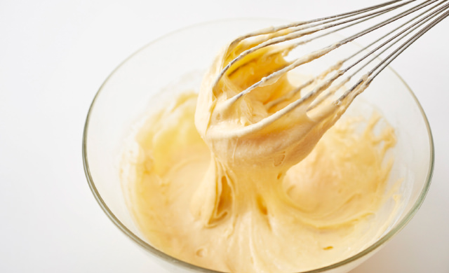 生地を混ぜる写真