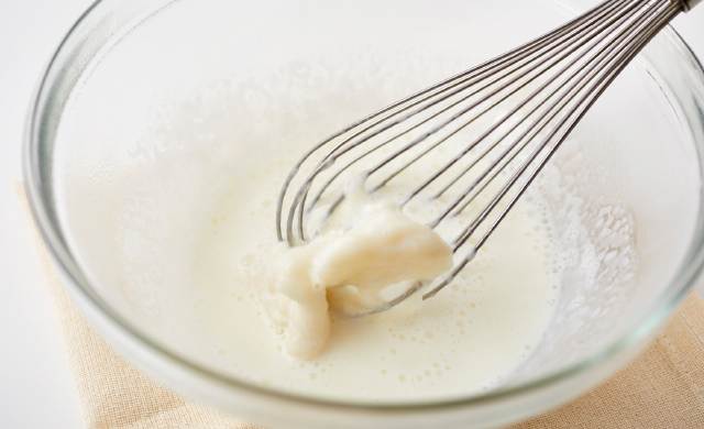 餅と牛乳を混ぜている写真