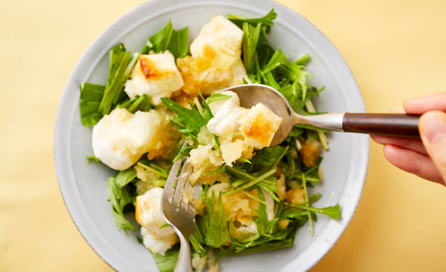 サラダを和える写真
