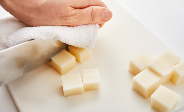 餅を切っている写真