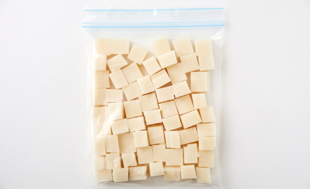保存袋に角切り餅を入れた写真