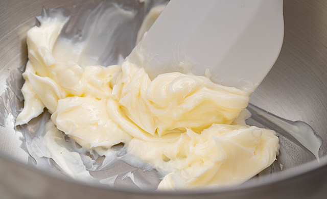 バターをすり混ぜる