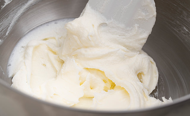 グラニュー糖を加えて混ぜ終わったところ