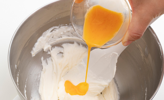 卵を加えているところ