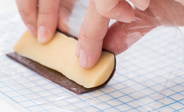 口の土台に口を貼り付けて巻く