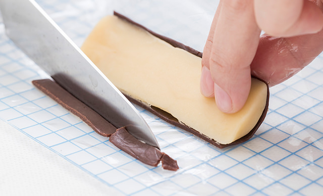 余った部分はナイフでカット