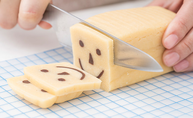 5mm厚さにカットしているところ