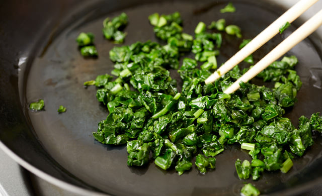 大根の葉を炒めている写真