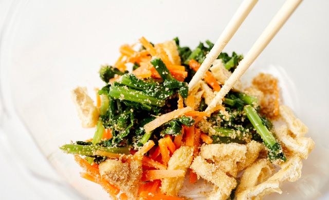 大根菜などを和える写真