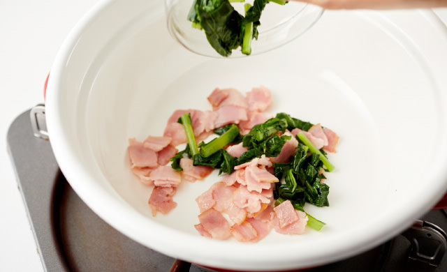 大根菜を入れる写真