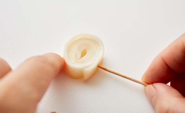 爪楊枝を刺す写真