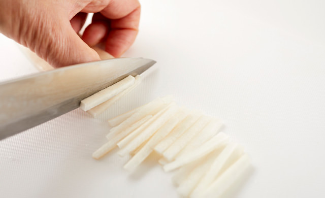 大根の皮を切る写真