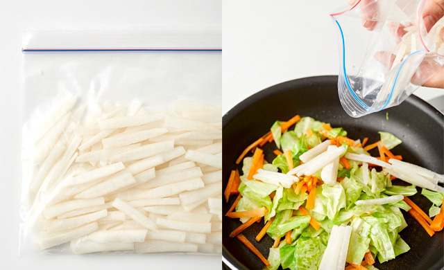 保存袋に入れた大根の皮の写真(左)大根の皮を加える写真(右)