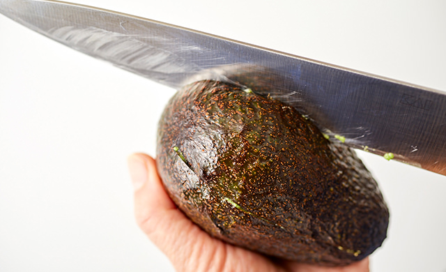 アボカドに切れ目を入れる写真