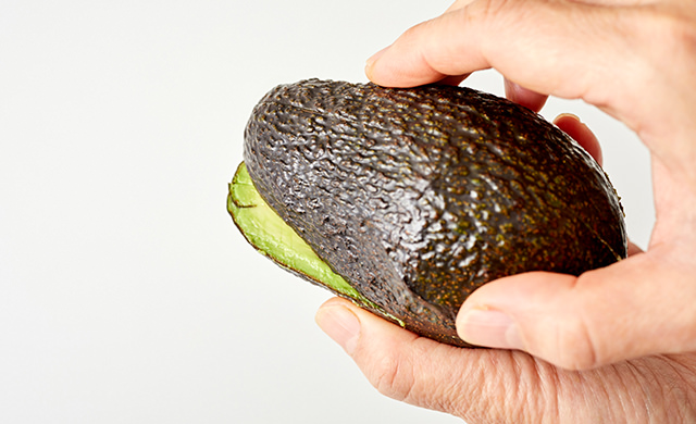 アボカドをひねる写真