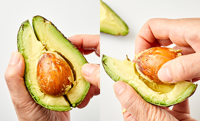 左・アボカドを半分にする写真/右・アボカドの種を取る写真
