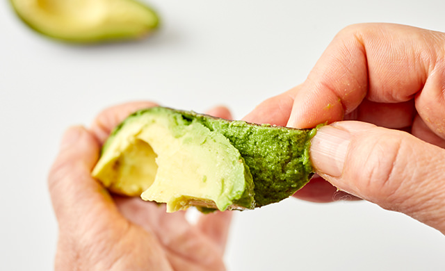 アボカドの皮をむく写真
