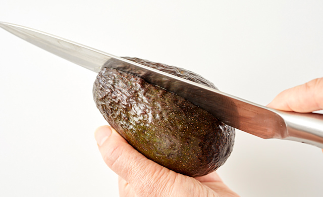 アボカドに切れ目を入れる写真