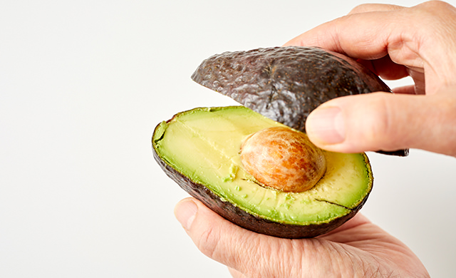 アボカドを半分にする写真