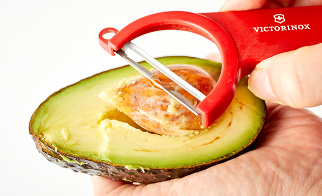 ピーラーで種を取る写真