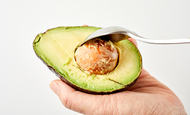 スプーンで種を取る写真