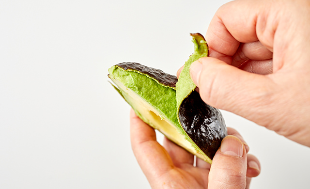 アボカドの皮をむく写真