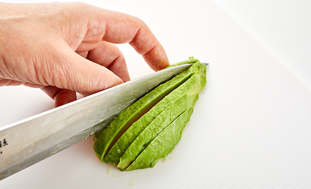 アボカドをスライスする写真