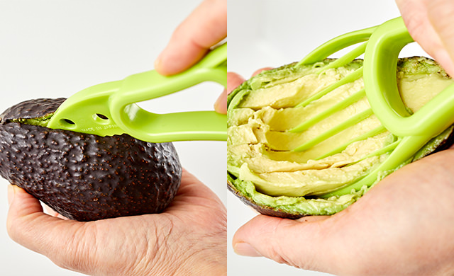 アボカドカッターで切れ目を入れる写真/アボカドカッターでスライスする写真