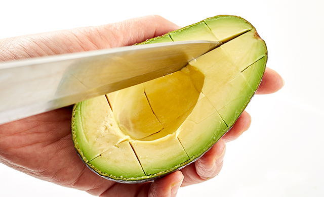 包丁で切れ目を入れる写真