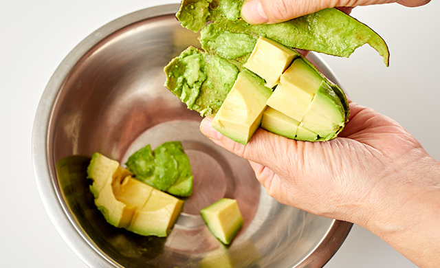 ボウルに切ったアボカドを入れる写真