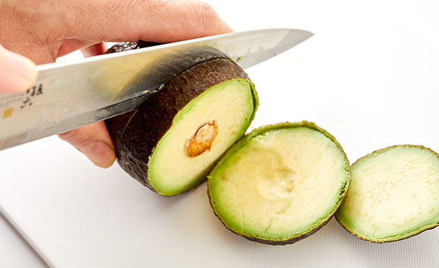アボカドを輪切りにする写真