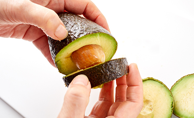 輪切りのアボカドを外す写真