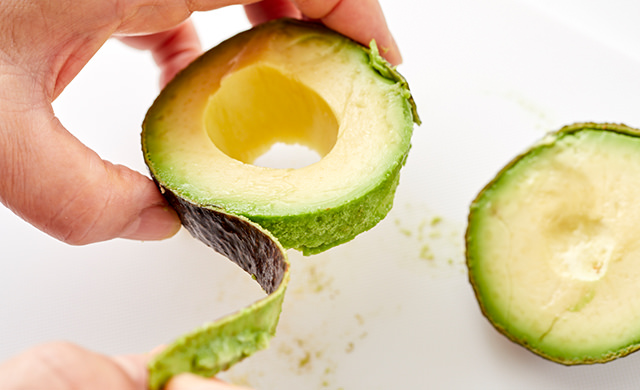 アボカドの皮をむく写真