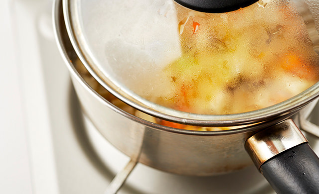 鍋の蓋を少しだけ開けて煮る