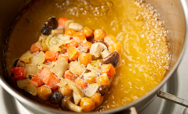 凍ったままスープに入れる