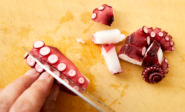 たこを切っているところ