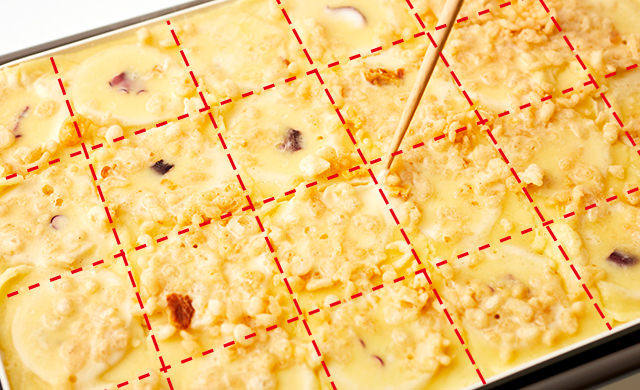 生地を切り分けているところ