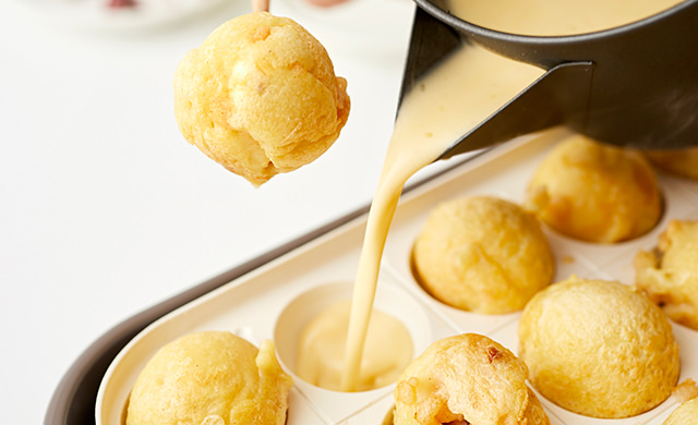 生地を継ぎ足しているところ