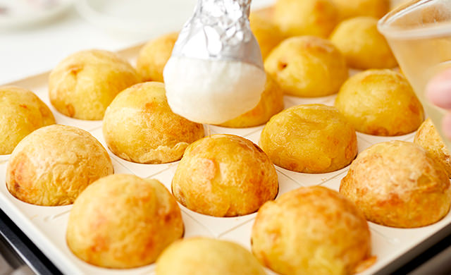 たこ坊主で油を塗っているところ