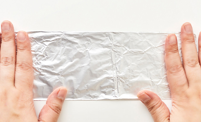 アルミホイルを3つ折りにしたところ