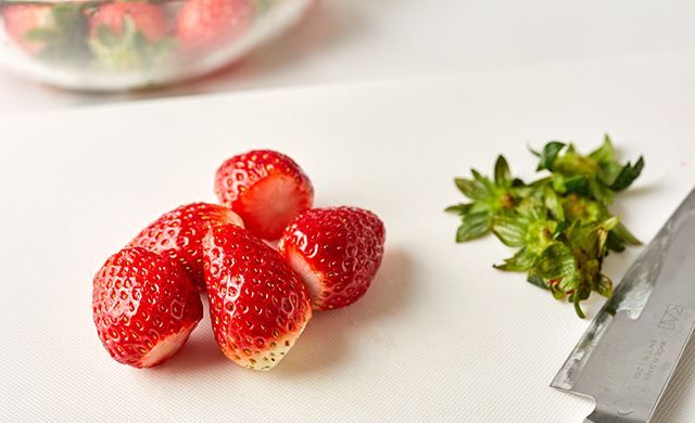 いちごのヘタを取った写真