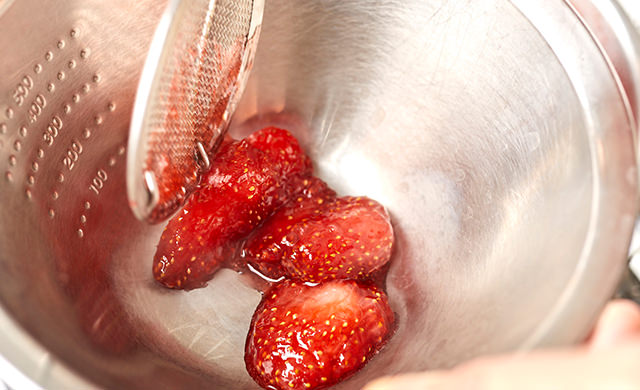いちごを取り出している写真