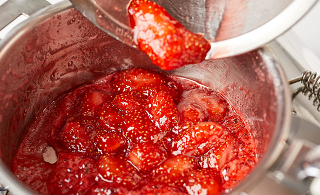 いちごを鍋に戻す写真