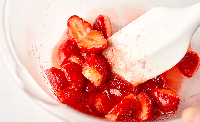 いちごと水分を混ぜる写真