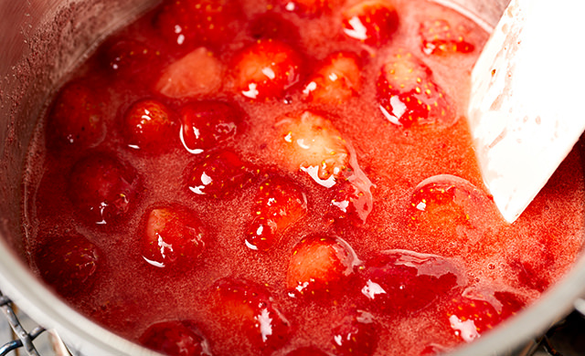 冷凍いちごを弱火で煮る写真