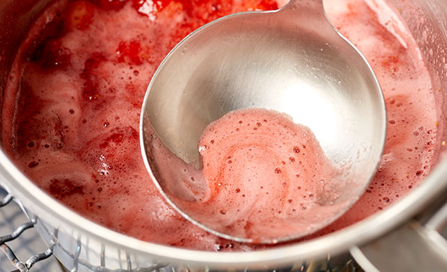 冷凍いちごのアクを取る写真