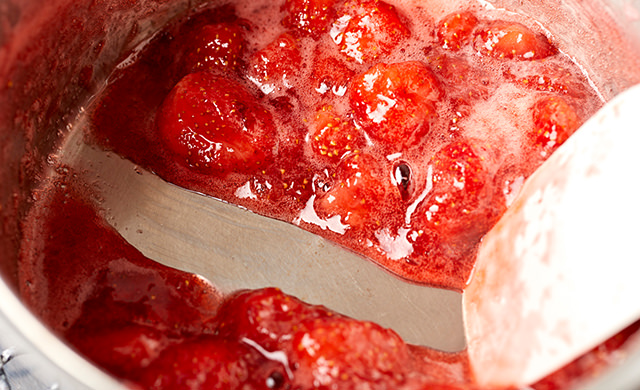 冷凍いちごの煮上がりの写真